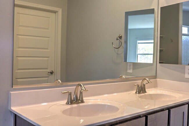 Building Photo - Santa Cruz Meadows