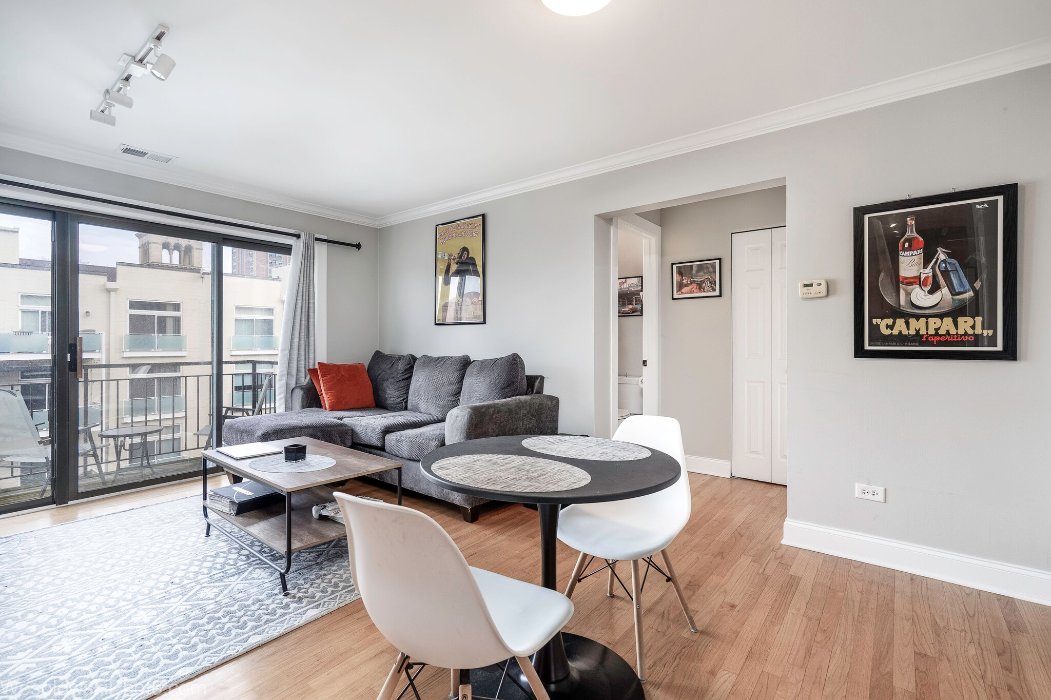 Living room - 4144 N Sheridan Rd