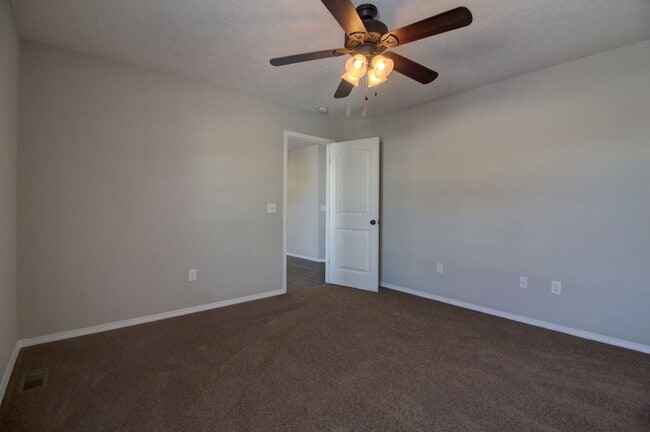 Building Photo - 3 Bedroom in Republic Schools!