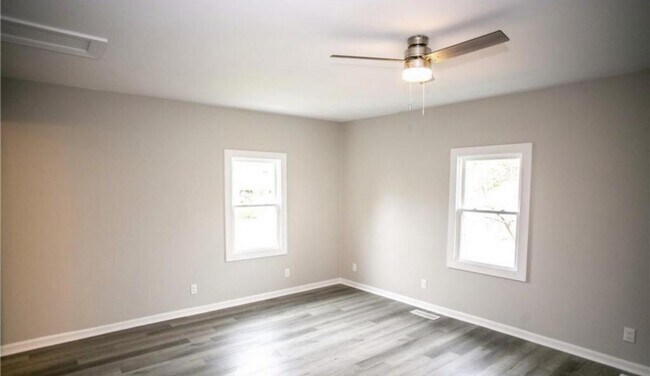 Building Photo - 209 E Hobart Ave