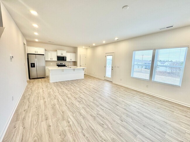 Building Photo - BEAUTIFUL New 3 br 2.5 ba home with loft and  lux primary suite