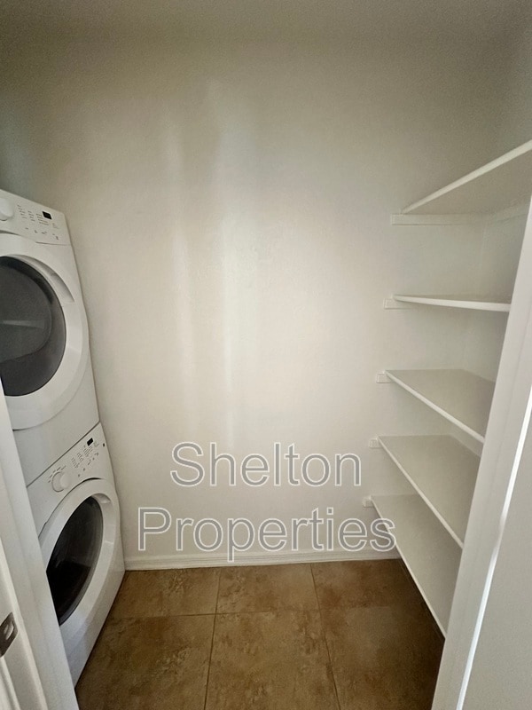 Building Photo - 6920 E 4th St