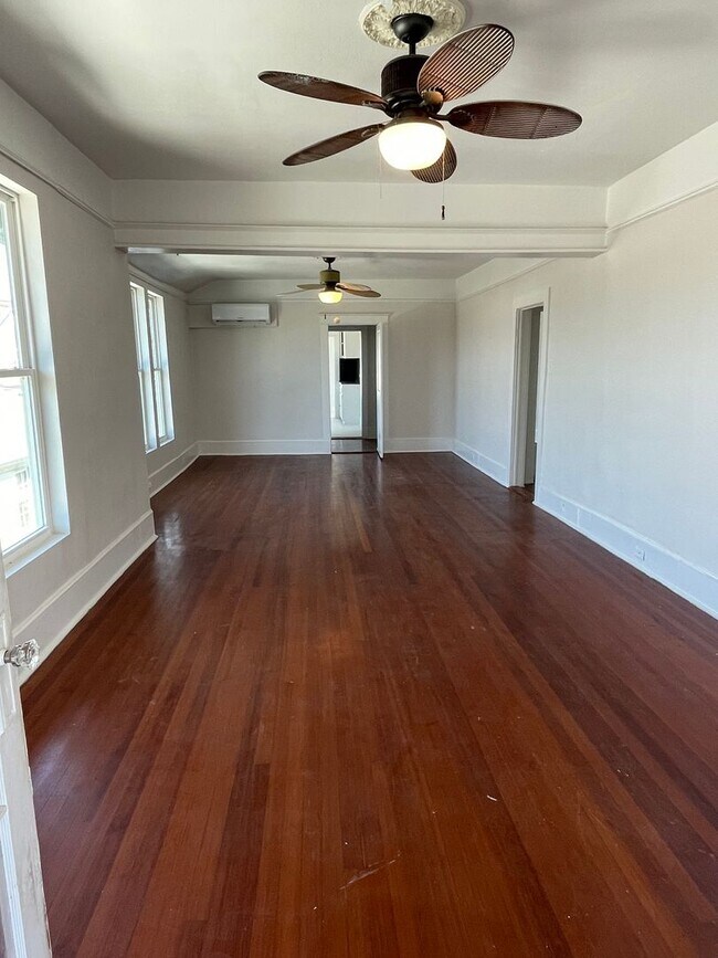 Building Photo - PRICE REDUCED! Newly Renovated 3BD/2BA in Lakeview