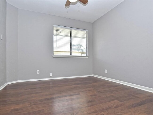 Building Photo - 813 Primrose Ln