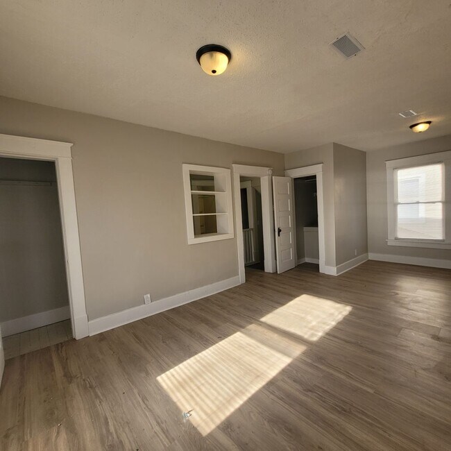 Building Photo - 1527 SW Mulvane St