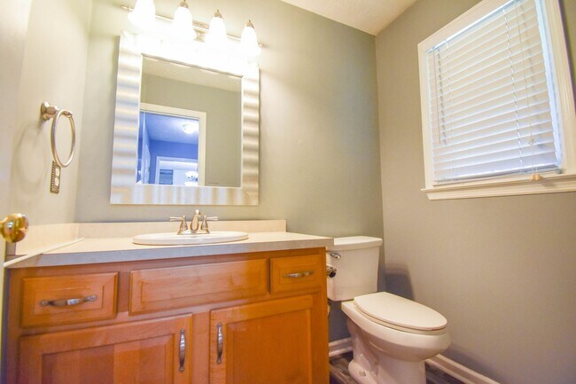 Building Photo - 3 Bedroom 2.5 Bathroom with a Bonus: Small...