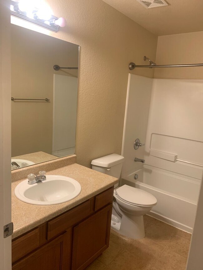 Building Photo - Gorgeous 7 Bed/3.5 Bath Home for Rent in C...