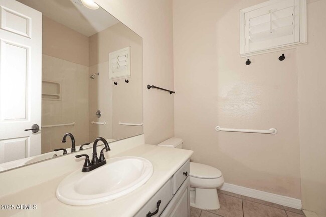 Building Photo - 2007 E Topeka Dr