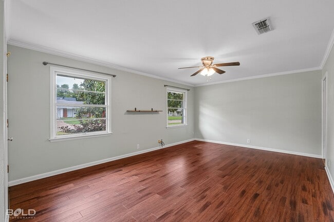Building Photo - Check Out this 3 bed 2 bath