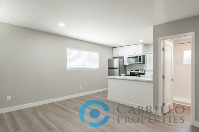 Building Photo - 4849 Mansfield St