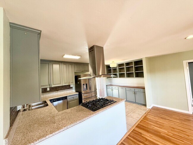 Building Photo - 3 Bedroom 1 bath single story home with solar!