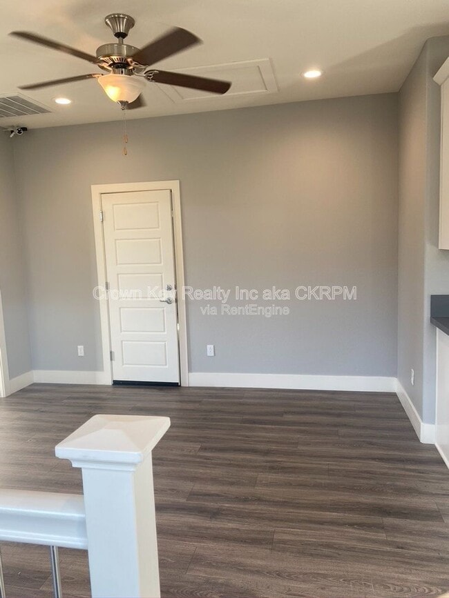 Building Photo - 1026 S Prosperity St