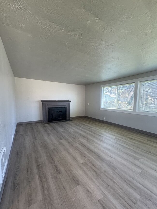 Building Photo - (OCK) 3-Bed 1-Bath Fully Renovated Home