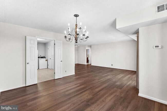 Building Photo - 307 Yoakum Pkwy