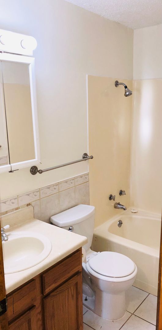 Building Photo - Spacious Apartment!