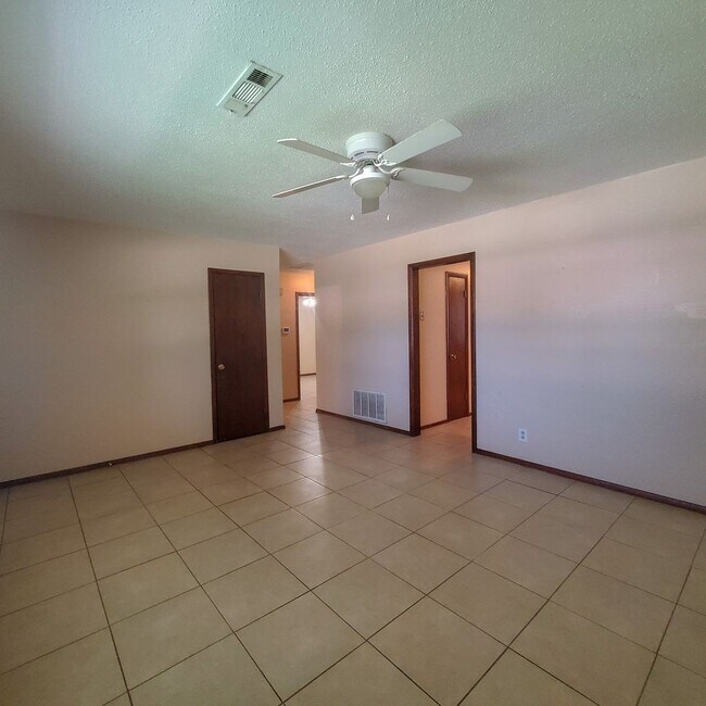 Building Photo - 2429 N Market Ave