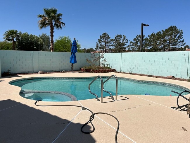 Building Photo - Green Valley home with pool