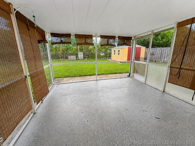 Building Photo - 1401 S Deerfield Ave