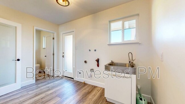 Building Photo - 475 Country Club Dr