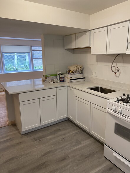 Building Photo - 5541 N Artesian Ave