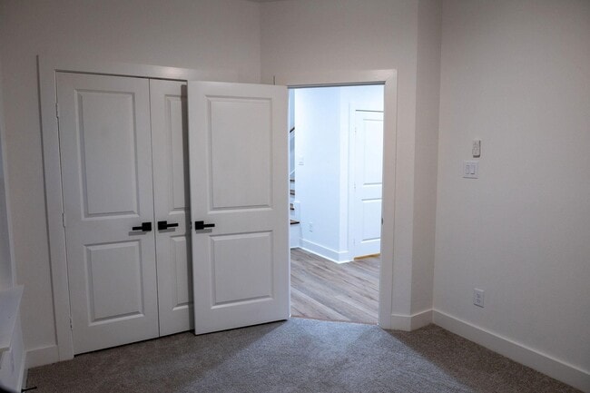 Building Photo - 8805 Parkway Dr