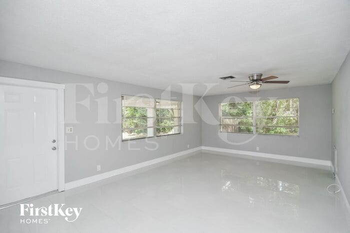 Building Photo - 2118 SW 31st Ave