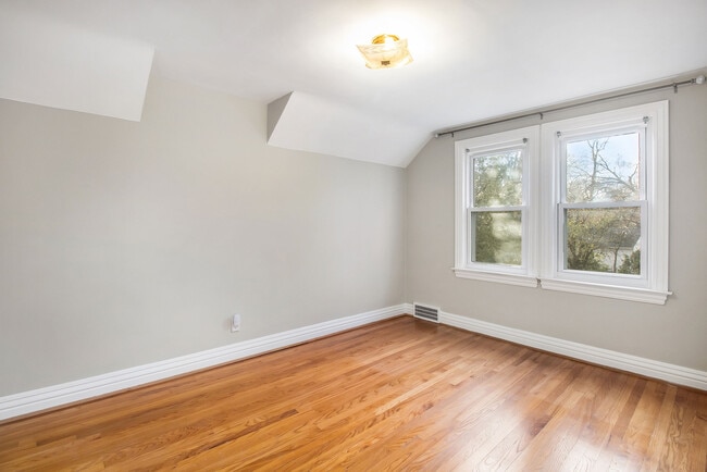 Building Photo - 5 Wenonah Dr