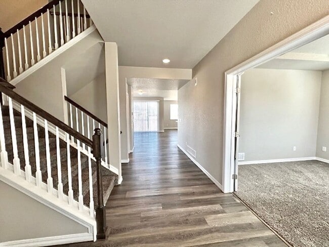 Building Photo - 5 Bedroom Home Close to Downtown Monument!!