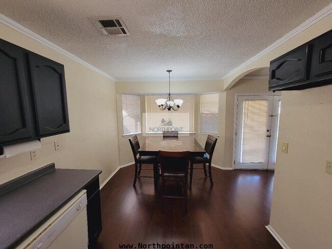Building Photo - Charming 3 bedroom home ready for immediat...