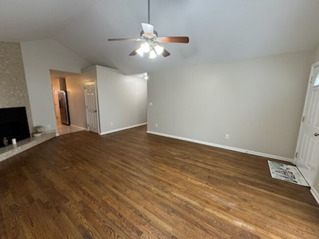 Building Photo - Lovely 3 BR House in the Polo Club Area! F...