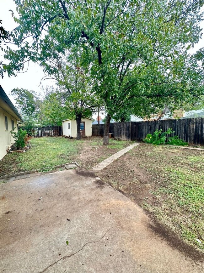 Building Photo - COMING JUNE 2026 - Spacious 3 Bedroom 2 Bathroom Home in College Hills Neighborhood!