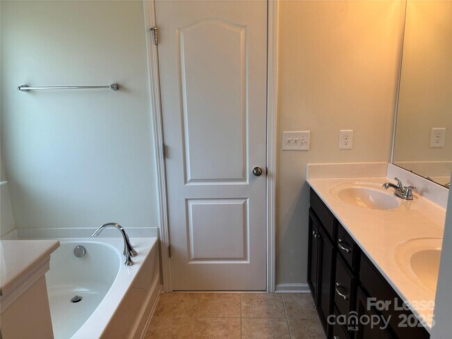 Building Photo - 78123 Rillstone Dr