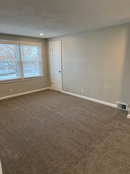 Building Photo - 33 Montfort Dr