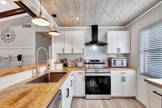 Building Photo - 83 83rd Way N