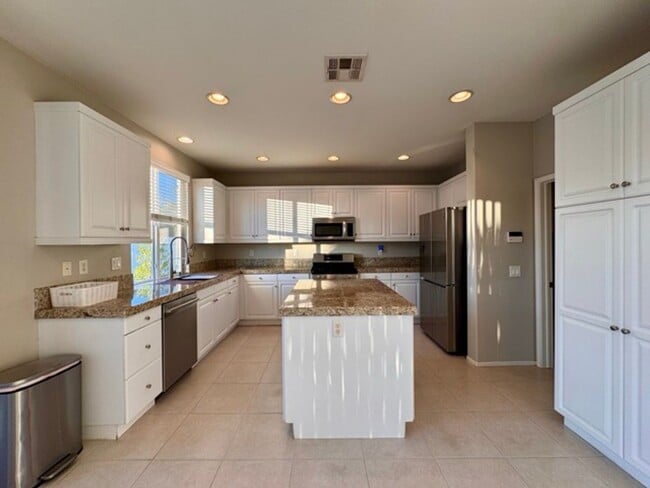 Building Photo - Beautiful 4 bedroom two story house with RV parking for LEASE in Murrieta!