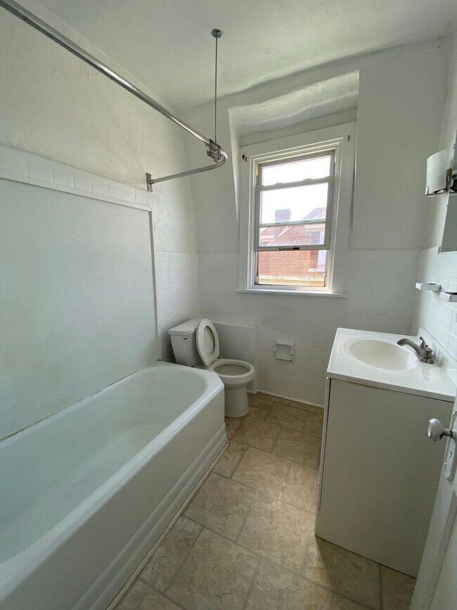 Building Photo - 111 Harwood St