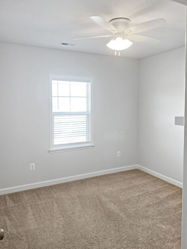 Building Photo - Spacious Townhome with MOVIE STAR Primary Closet!!!!