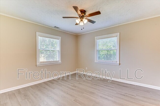 Building Photo - 924 Royalette Ave