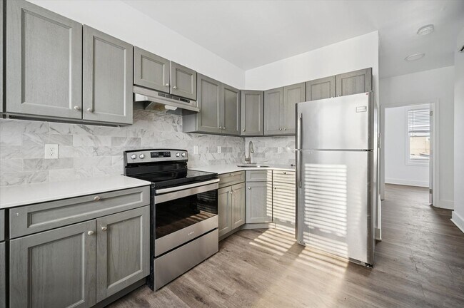 Building Photo - 2 Bedroom 3 Full Bathroom House in Southwest Philly