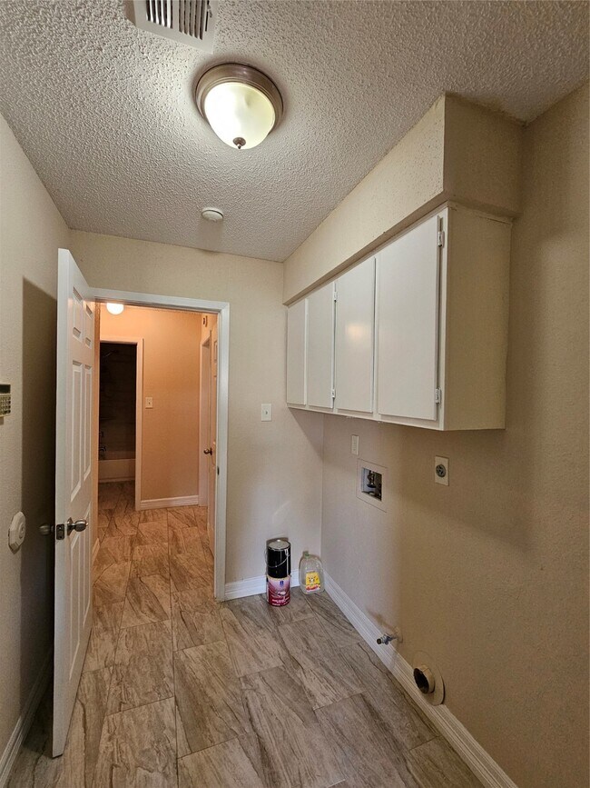 Building Photo - 8314 Streamside Dr