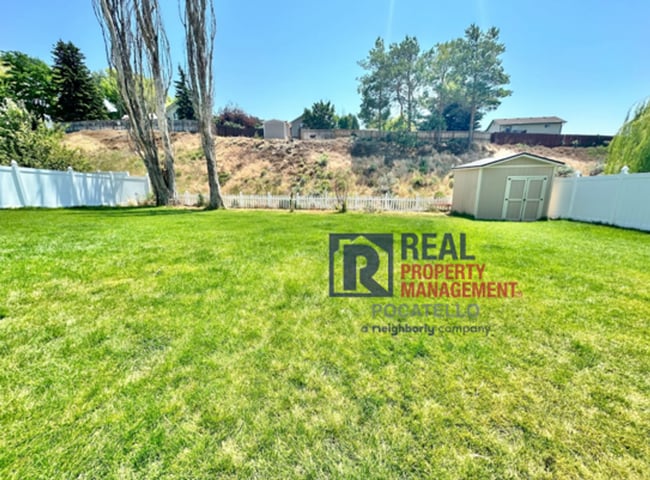 Building Photo - 5 Bedroom 3.5 Bath House - Pet Friendly