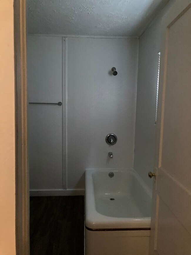 Building Photo - Spacious 5 bedroom 2 bath Southside Muncie