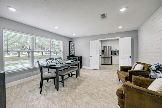 Building Photo - 10903 Hillcroft St