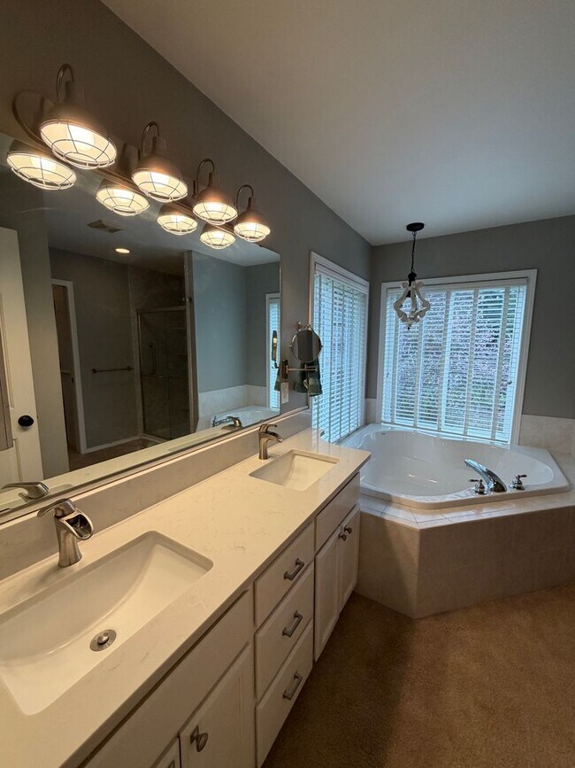 Building Photo - 2060 Hammond Ave