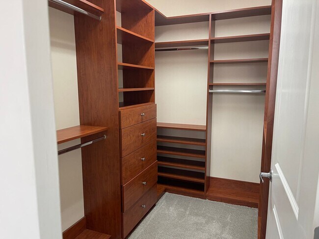 Building Photo - Your Dream Downtown Condo Awaits!