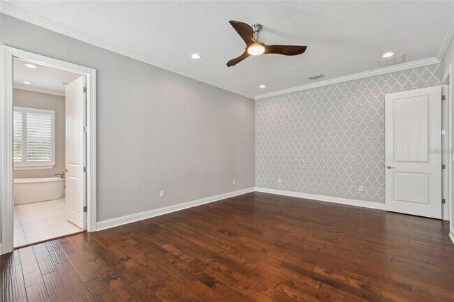 Building Photo - 403 S Melville Ave