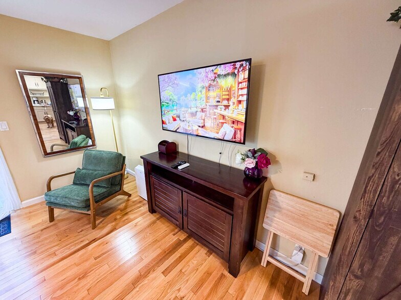 Building Photo - 16018 Windsor Dr