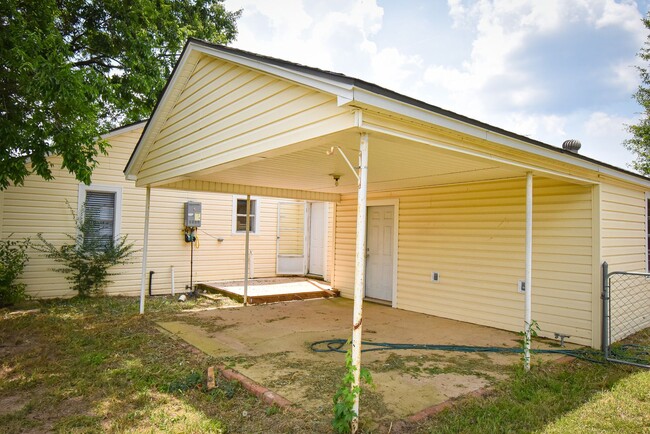 Building Photo - 2 Bedroom 1 Bath On Acreage in Lindale ISD!