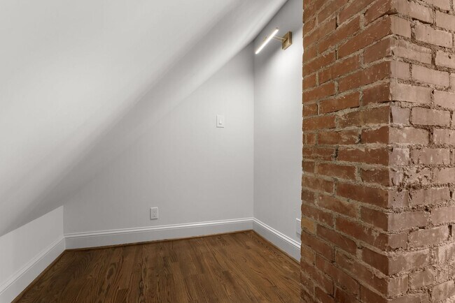 Building Photo - Heritage Historic - Unit B