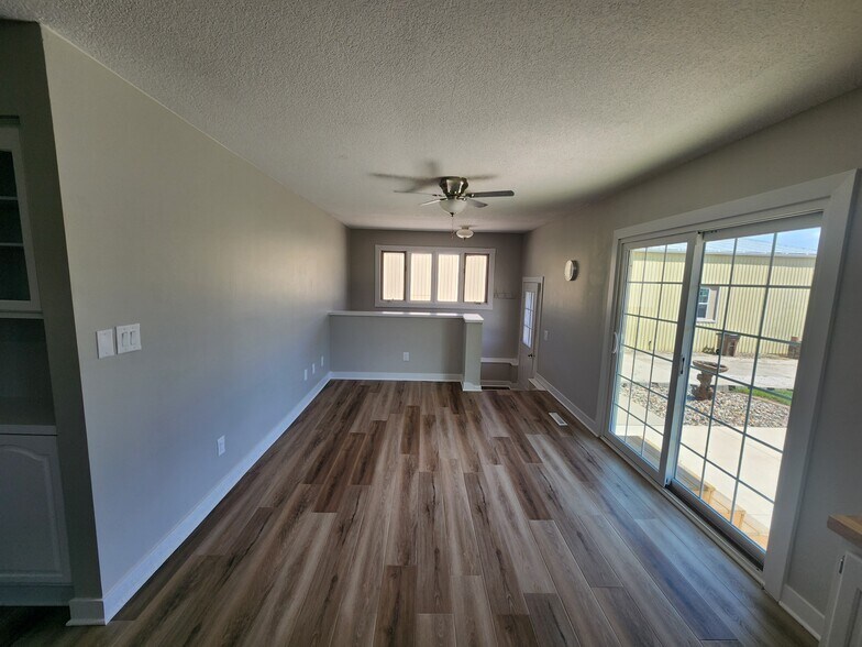 Large dinning room - 4660 NW 62nd Ave